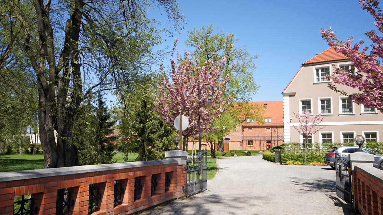 Zamek Topacz Ślęza - Hotel, Restauracja, Muzeum Motoryzacji