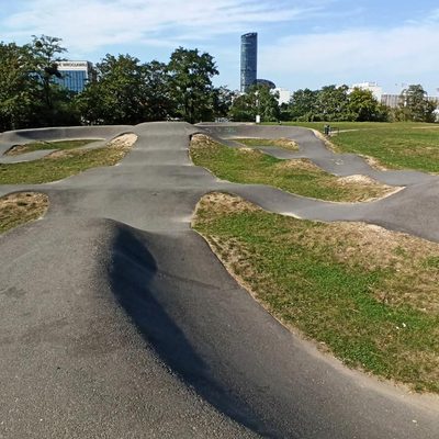 Pumptrack Wrocław Krzyki - Wzgórze Andersa . Tory dla rolek, deskorolek..