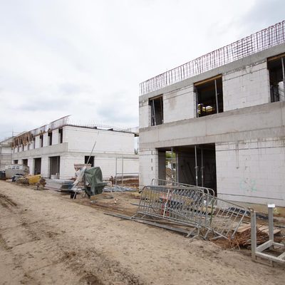 Wrzesień 2021r. - budowa domów Ogrodów Szymborskiej, wille Wojszyce Krzyki Wrocław