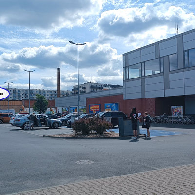 Parking i supermarket Lidl , w głębi budowa inwestycji Żegiestowska