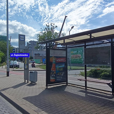 Przystanek autobusowy przy Alei Armii Krajowej, w głębi widoczna ulica Żegiestowska